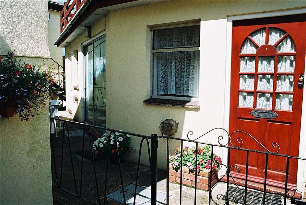Crossways & Sea View Holiday Apartments Торки Экстерьер фото